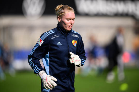 Djurgårdens målvakt Hedvig Lindahl värmer upp