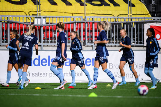 Djurgårdens Ebba Hed värmer upp