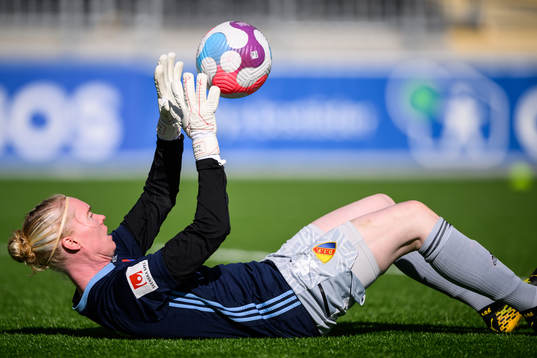 Djurgårdens målvakt Hedvig Lindahl värmer upp