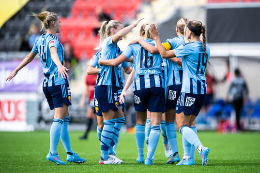 Djurgårdens Stinalisa Johansson jublar med lagkamrater