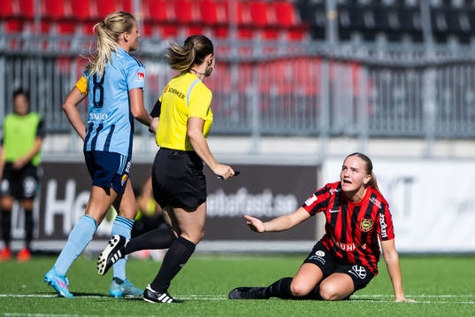 Brommapojkarnas Klara Andrup reagerar på domslut av domare