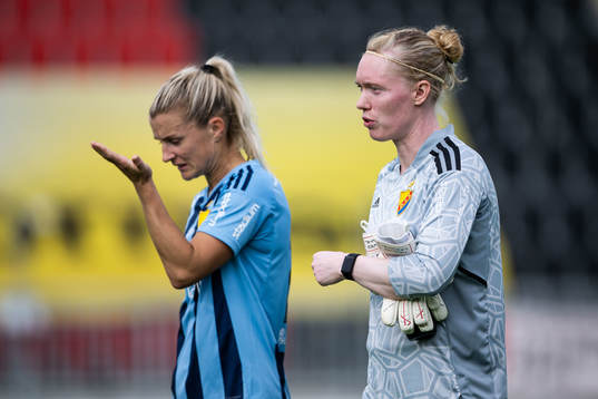 Djurgårdens Emelie Asplund Lövgren och målvakt Hedvig