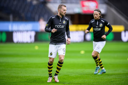 AIKs Sebastian Larsson värmer upp