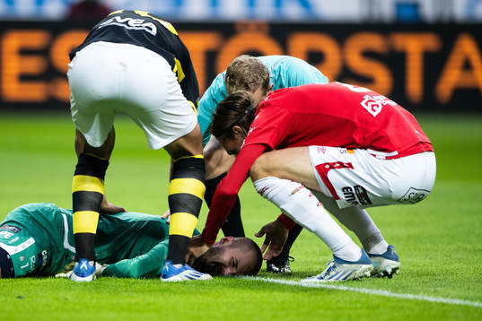 Degerfors målvakt Alfie Malik Whiteman har ont