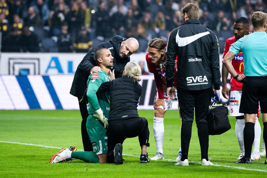 Degerfors målvakt Alfie Malik Whiteman får vård
