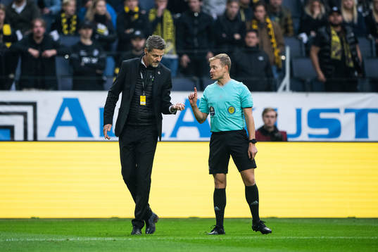 AIKs säkerhetsansvarige Henrik Koch och Domare Fredrik