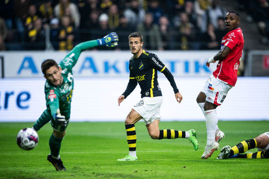 AIKs Vincent Thill gör 1-0 bakom Degerfors målvakt