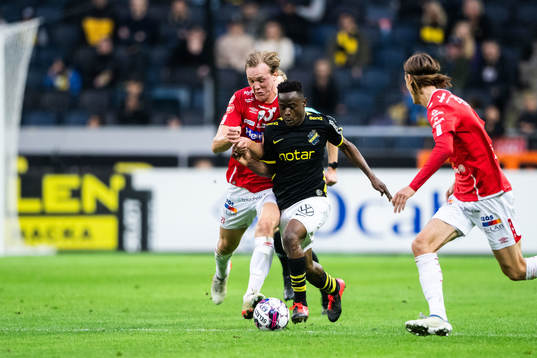 Degerfors Adam Carlen och AIKs Erick Otieno Ouma
