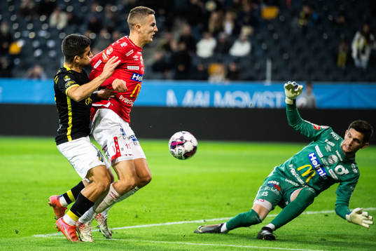 AIKs Nicolas Stefanelli och Degerfors Gustaf Lagerbielke