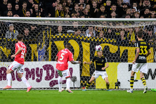 AIKs Axel Björnström räddar ett skott av Degerfors