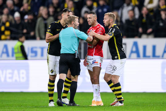 Degerfors Nikola Djurdjic och AIKs Sebastian Larsson i en
