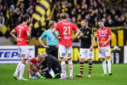 AIKs Sebastian Larsson oh Domare Fredrik Klitte i en