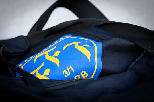 Falkenbergs emblem på en väska före fotbollsmatchen i