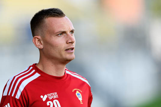 Vänersborgs Alexander Mapp före fotbollsmatchen i Ettan