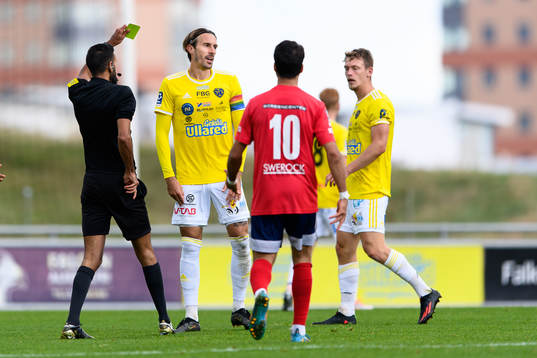 Falkenbergs Tobias Karlsson får sitt andra gula kort och