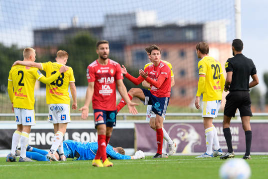 Vänersborgs Marwin Leidewall får gult kort