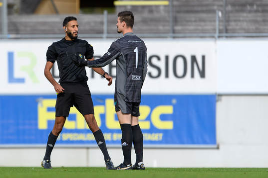 Domare Mohamed Rachid och Vänersborgs målvakt Sebastian
