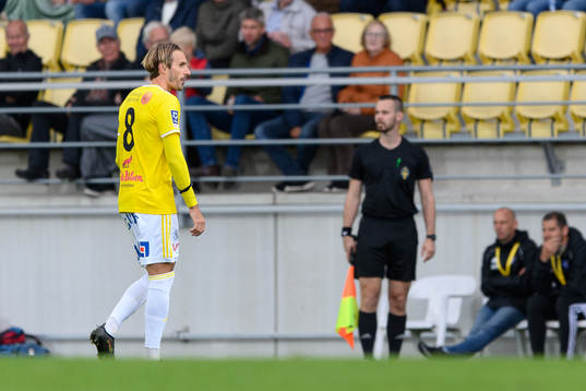 Falkenbergs Tobias Karlsson lämnar planen