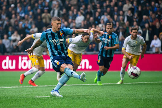 DjurgårdVictor Edvardsen slår straff