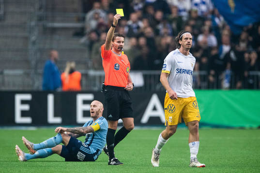 IFK Göteborgs Gustav Svensson tilldelas gult kort av