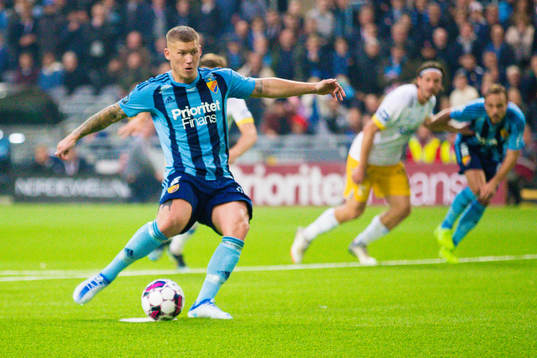 Djurgårdens Victor Edvardsen gör 3-0 på straff