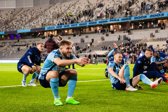 Djurgårdens Albion Ademi jublar