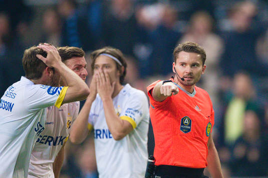 IFK Göteborgs spelare protesterar framför domare Joakim