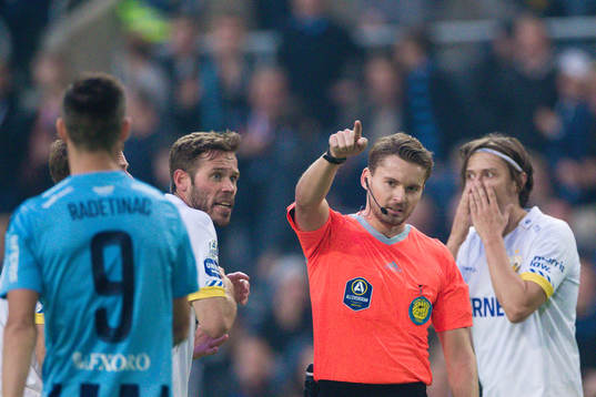 domare Joakim Östling dömer straff till Djurgården