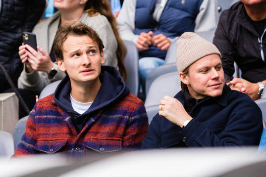 Djurgårdens Hjalmar Ekdal och Elliot Käck på läktaren