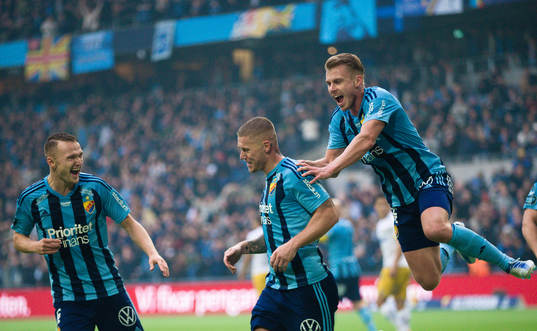 Djurgårdens Victor Edvardsen jublar med Piotr Johansson
