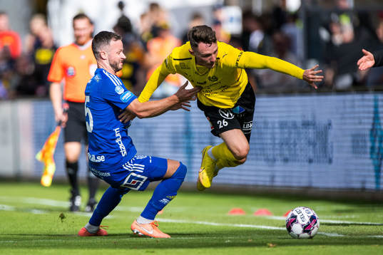 Mjällbys Noah Persson och GIF Sundsvalls Robert Lundström
