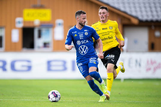 GIF Sundsvalls Robert Lundström och Mjällbys Noah Persson