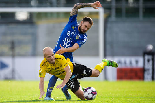 Mjällbys Viktor Gustafson och GIF Sundsvalls Pontus Silfwer