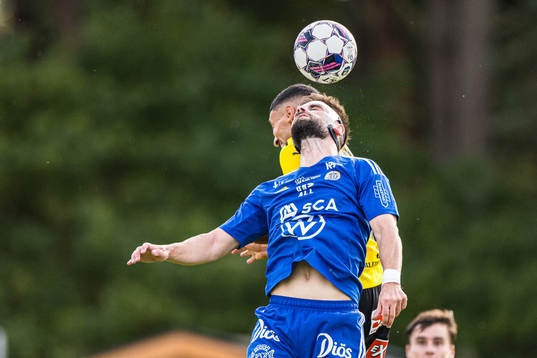Mjällbys Amir Al-Ammari och Sundsvalls Peter Makrillos