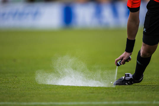 Domare med spray vid frispark
