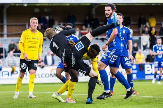 Sundsvalls målvakt Andreas Andersson landar illa och har