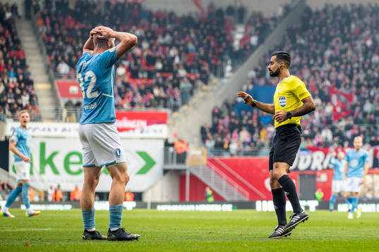 Malmö FFs Jo Inge Berget och domare Mohammed Al-Hakim