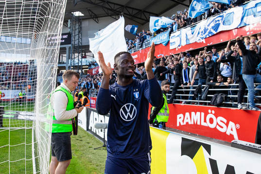 Malmö FFs målvakt Ismael Diawara jublar
