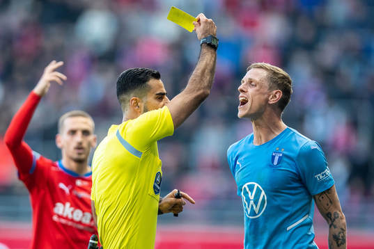 Domare Mohammed Al-Hakim varnar Malmö FFs Søren Rieks