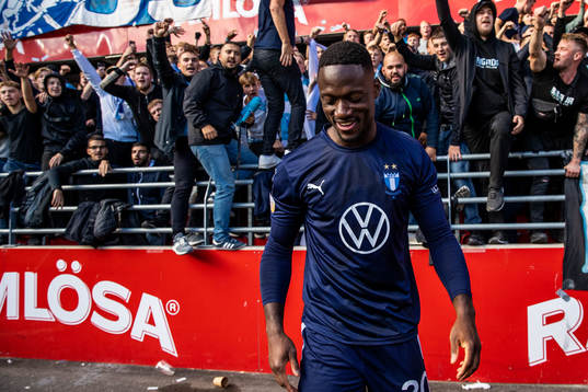 Malmö FFs målvakt Ismael Diawara jublar