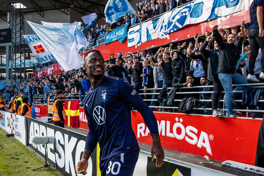 Malmö FFs målvakt Ismael Diawara jublar