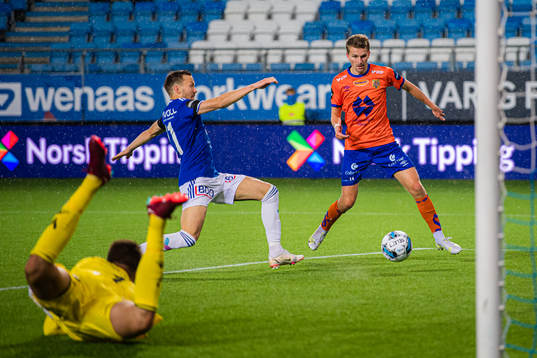 Torbjørn Kallevåg of Aalesund missing a chance to score