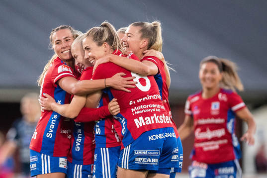Vittsjös Jutta Rantala jublar med lagkamrater