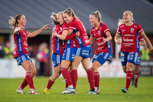Vittsjös Jutta Rantala jublar med lagkamrater