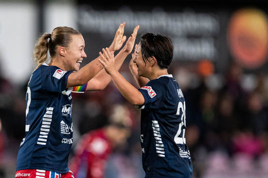 Linköpings Olga Ahtinen och Yuka Momiki jublar