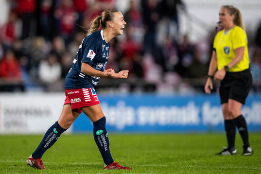 Linköpings Olga Ahtinen jublar