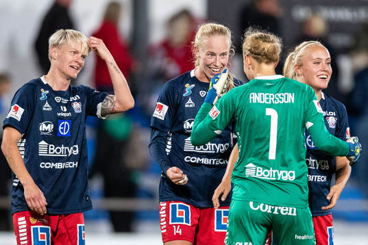 Linköpings Nilla Fischer och Amalie Vangsgaard jublar