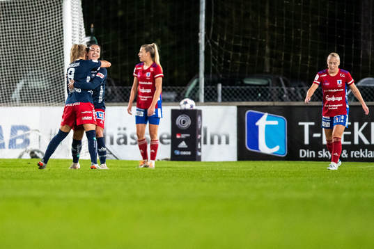 Linköpings Michelle De Jongh jublar samtidigt som