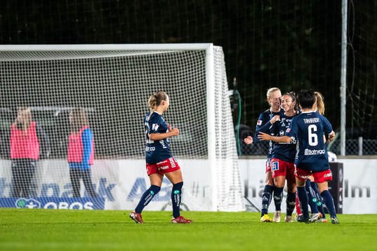 Linköpings Michelle De Jongh jublar med lagkamrater