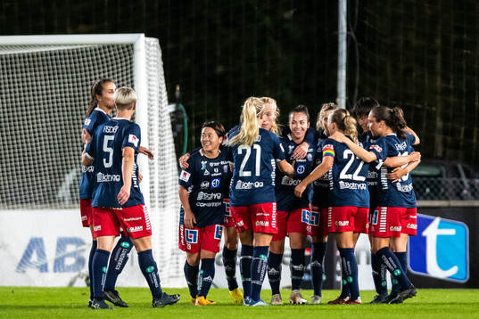 Linköpings Michelle De Jongh jublar med lagkamrater